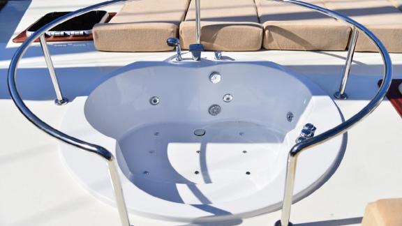 Jacuzzi on the deck of the Queen Lila, ideal for luxurious relaxation on board.