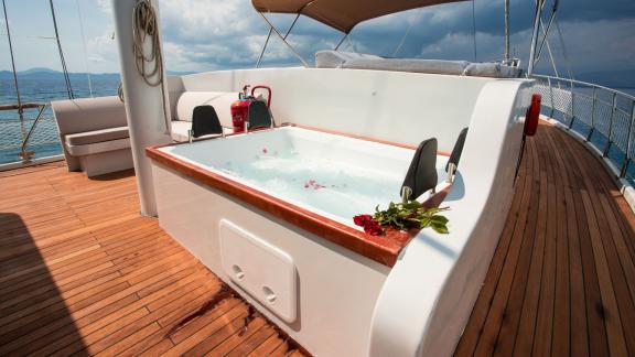 The luxurious whirlpool on the deck of the gulet Queen of RTT is the perfect place to relax during the cruise.