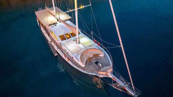 Bodrum Gulet with 5 cabins with night lighting