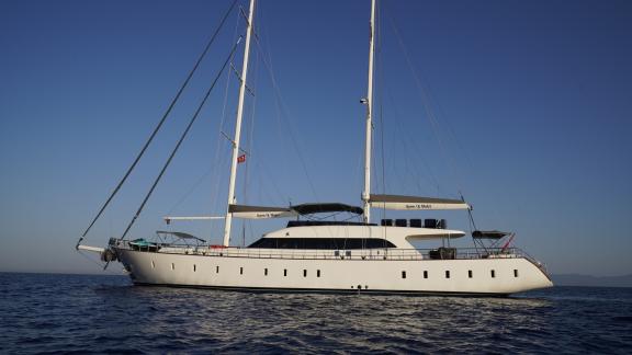 Die beeindruckende Segelyacht Queen of Makri gleitet majestätisch über das ruhige blaue Wasser.