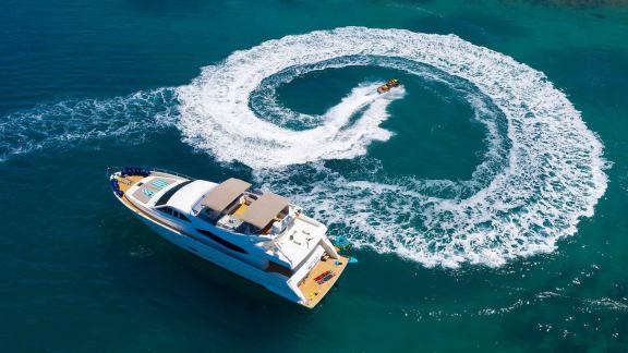 Spannende Wassersportaktivitäten an Bord der luxuriösen Motoryacht Quo Vadis I erleben.