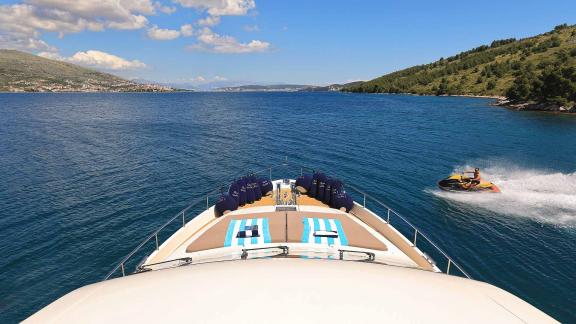 Entspannen Sie auf dem geräumigen Sonnendeck der luxuriösen Motoryacht Quo Vadis I und genießen Sie die Aussicht.