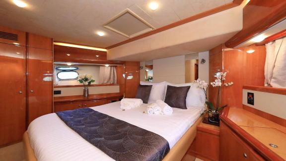 Exklusive VIP-Kabine mit luxuriösem Bett und stilvoller Ausstattung auf der Motoryacht Quo Vadis I.