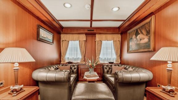 Die Motoryacht Seagull 2 bietet eine Sitzecke mit Ledersofas und stilvoller Dekoration für ruhige Momente.
