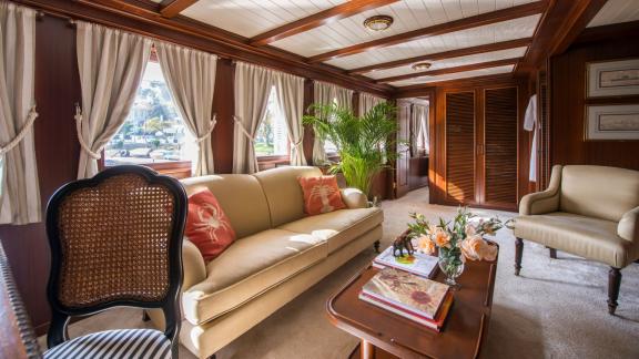 Der Innenraum der Halas 71 bietet elegante Sitzmöbel und dekorierte Fenster.
