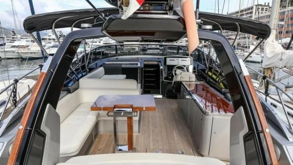 Среди вариантов посуточной аренды яхт в Монако Vera моторная яхта предлагает палубу с зоной отдыха и столом.