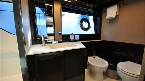 Среди вариантов посуточной аренды яхт в Монако Vera моторная яхта предлагает ванную с раковиной и туалетом.