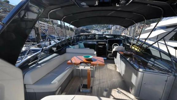 Среди вариантов посуточной аренды яхт в Монако Vera моторная яхта предлагает палубу с диванами и управлением.