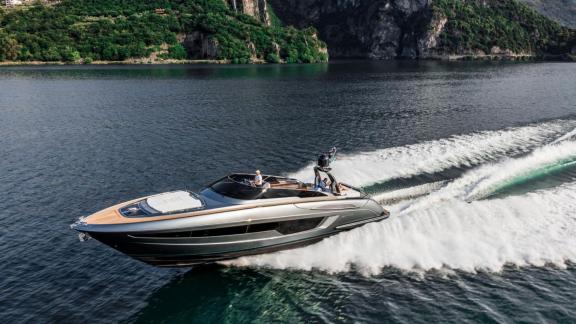 Среди вариантов посуточной аренды яхт в Монако Vera моторная яхта показана в движении на высокой скорости.