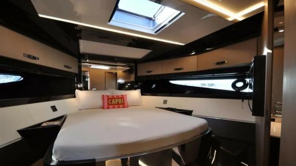 Среди вариантов посуточной аренды яхт в Монако Vera моторная яхта предлагает каюту с круглой кроватью и верхним окном.