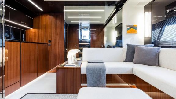Среди вариантов посуточной аренды яхт в Монако Vera моторная яхта предлагает стильный салон с мягкой мебелью.