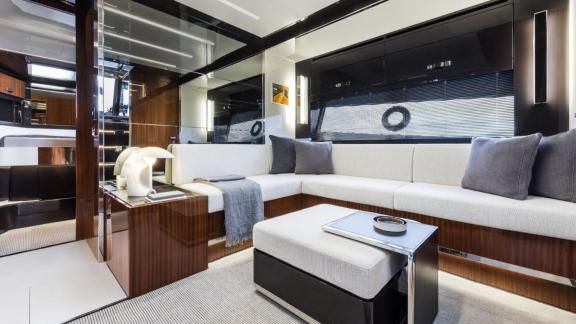Среди вариантов посуточной аренды яхт в Монако Vera моторная яхта предлагает стильный салон с диванами.