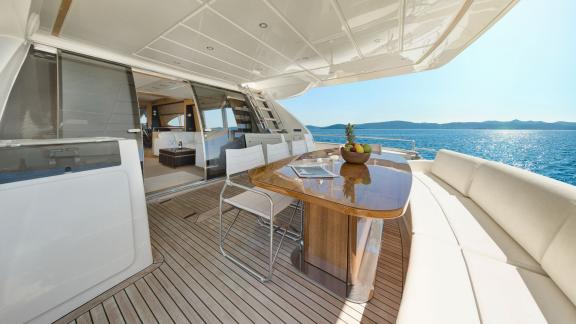 Die Polly bietet im Heckbereich eine gemütliche Sitzecke mit Meerblick vor Ibiza.