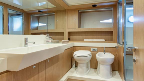 Das Badezimmer der Polly vor Ibiza überzeugt durch modernes und elegantes Design.