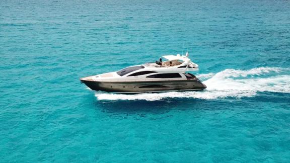 Die Motoryacht Polly gleitet durch das klare Wasser Ibizas und ist perfekt für Tagescharter geeignet.