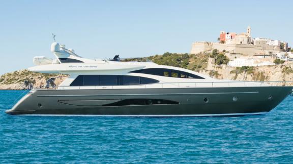 Die Motoryacht Polly fährt vor Ibiza mit stilvollem Design und großzügigem Aufbau.