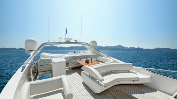 Auf dem Flybridge-Deck der Polly erwartet Sie ein offener Loungebereich mit Meerblick.