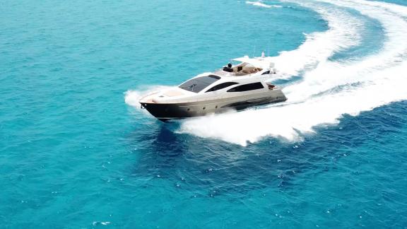 Die Motoryacht Polly fährt schnell vor Ibiza und gehört zu den besten Optionen für eine Tagesmiete.