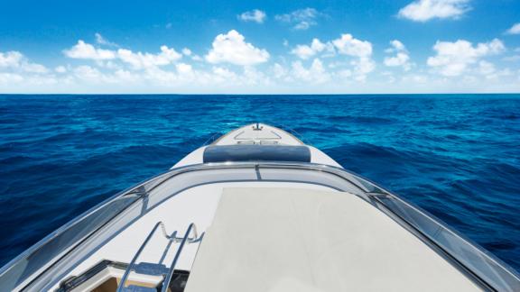 Die Motoryacht Polly bietet auf ihrer Bugterrasse einen ruhigen Ausblick vor Ibiza.