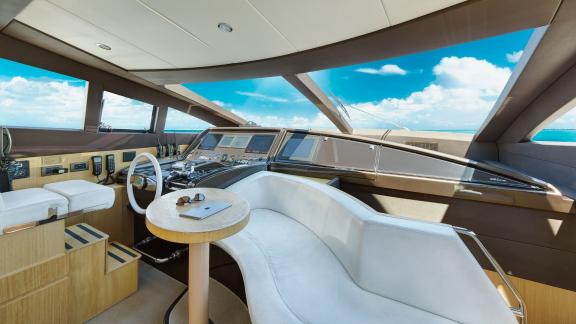 Der moderne Steuerstand der Polly bei Ibiza bietet optimale Sicht und elegantes Design.
