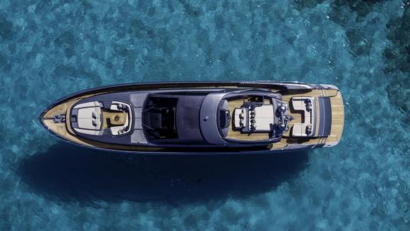 Die Tanit liegt vor Ibiza vor Anker und zeigt ihre vorderen und hinteren Loungebereiche aus der Luft.