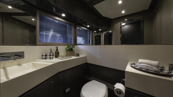 Im Gästebad der Tanit auf Ibiza sind ein großer Spiegel, Waschtisch und modernes Design zu sehen.