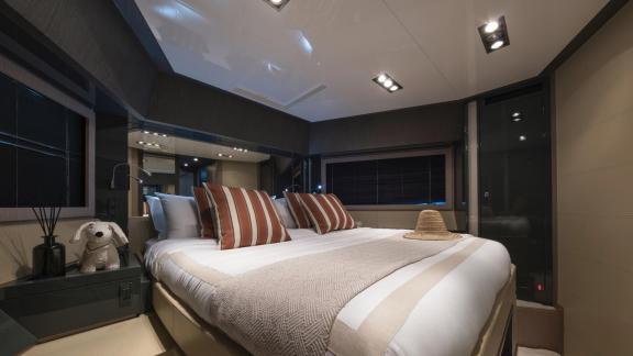 In der Gästekabine der Tanit auf Ibiza sind ein großes Bett und modernes Interieur zu sehen.
