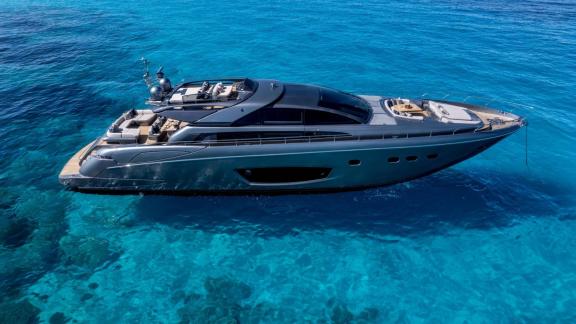 Die Tanit liegt vor Ibiza vor Anker und überzeugt mit großen Sonnenflächen für exklusive Yachtcharter.