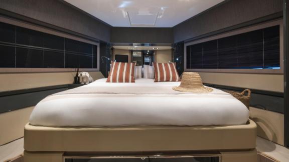 In der Gästekabine der Tanit auf Ibiza sind ein großes Bett und modernes Innendesign zu sehen.