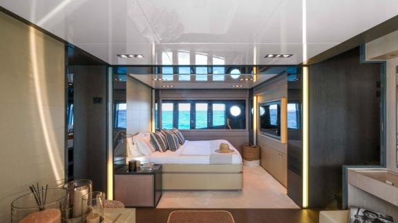 Die Masterkabine der Tanit auf Ibiza bietet Meerblick und ergänzt das exklusive Yachtcharter Erlebnis.