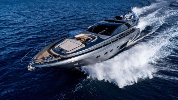 Die Tanit fährt vor Ibiza mit hoher Geschwindigkeit und bietet ein exklusives Yachtcharter Erlebnis.