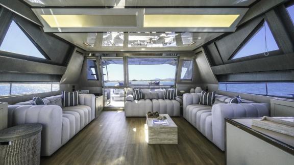 Im Salon der Tanit auf Ibiza sind großzügige Sitzbereiche und ein weiter Blick auf das Meer zu sehen.