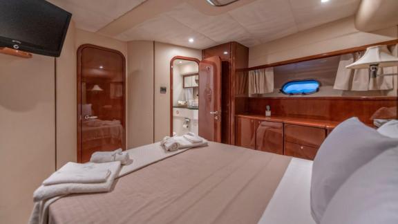 Luxuriöses Schlafzimmer der Motoryacht River S mit bequemem Bett und stilvoller Dekoration.