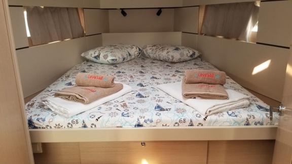 Die geräumige Kabine auf der Segelyacht Rosa Bella ist mit einem komfortablen Doppelbett ausgestattet.