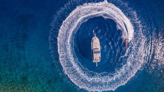 Die Gulet Royal RTT wird von einem Jetski umkreist und bietet Spaß und Action auf dem Wasser.