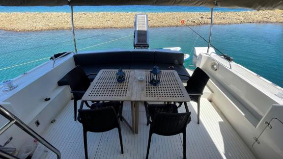 Eleganter Essbereich auf dem Heckdeck der Motoryacht Ayşe Sultan 1 mit Meerblick.