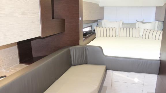 Helle Kabine mit Sofa und Bett auf der My Way Yacht zur Miete in Ibiza.