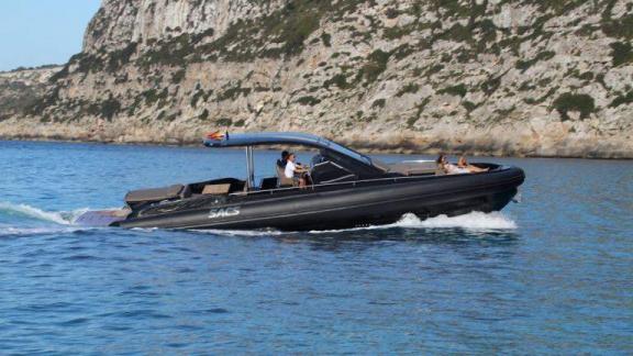 Die Motoryacht My Way ist bei Ibiza unterwegs und ideal für entspannte Tagestouren geeignet.