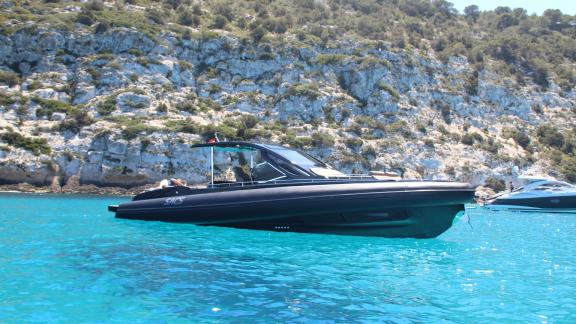 Vor der Küste Ibizas liegt die stilvolle My Way für entspannte Tagestouren bereit.