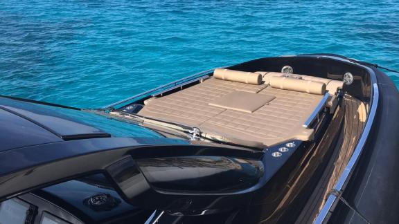 Vorne auf der My Way Yacht bietet sich ein großes Sonnendeck vor Ibiza.