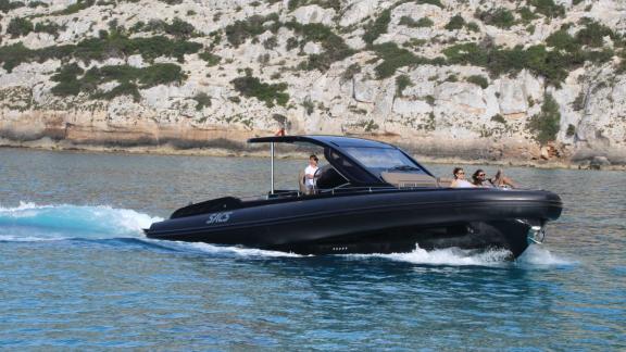 Die Yacht My Way gleitet vor Ibizas Küste und bietet ihren Gästen ein maritimes Erlebnis.
