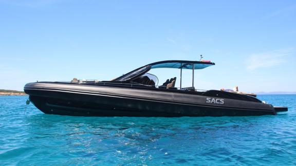 Die My Way liegt still vor Ibiza und eignet sich ideal für entspannte Tagesausflüge.