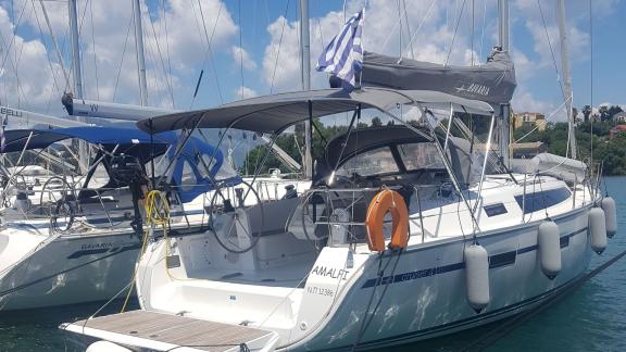 Das Heckdeck der Amalfi-Yacht zeigt den Steuerbereich und einen Rettungsring.