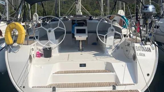 Der Steuerbereich der Yacht Batukaan, ideal für eine Charter ohne Besatzung in Göcek.