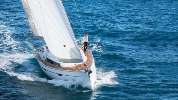 Batukaan yelkenli yatı, Göcek'te deniz üstünde seyir halinde, mürettebatsız kiralama için idealdir.