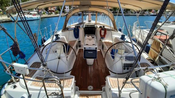В кокпите парусной яхты Conformista два штурвала и просторные зоны для отдыха.