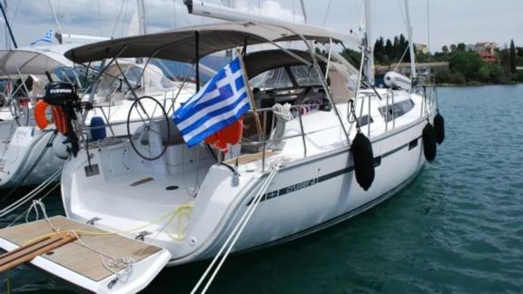 Achterdeck der Segelyacht Laertis mit wehender griechischer Flagge.