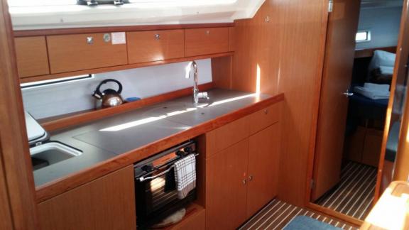 Moderne Küche der Yacht Laertis mit Holzschränken.