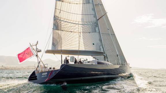 Die Luxusyacht Meliti segelt in Griechenland und beeindruckt mit Eleganz auf dem Wasser.