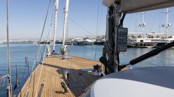 Das geräumige Vorderdeck der Yacht Meliti in Griechenland bietet Gästen ein komfortables Erlebnis.